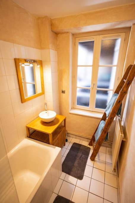 Le "Pied A Terre" - Appartement Plein Centre Avec Parking Prive Бурж Екстер'єр фото